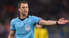 Who is Felix Zwayer, the referee for Napoli - Barcelona in the Champions League?