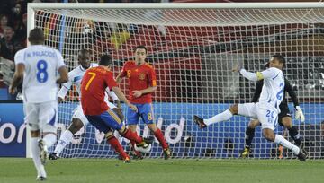 ...Villa recibe de Jesús Navas en la frontal del área que defiende la selección hondureña, se perfila y dispara a puerta...