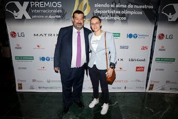 Julián Casas Luengo, CEO de Patrocina un deportista, posa en el photocall con María Delgado.