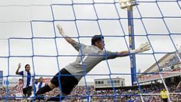 <b>DE CABEZA. </b>Llorente estrenó su cuenta de la temporada con un cabezazo en Alicante tras un buen centro de falta de Igor Gabilondo.