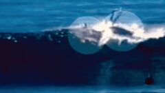Dos tiburones blancos atacando a Shannon Ainslie en una ola en Nahoon Beach, Sud&aacute;frica, el 17 de julio del 2000. 