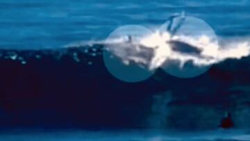 Dos tiburones blancos atacando a Shannon Ainslie en una ola en Nahoon Beach, Sudáfrica, el 17 de julio del 2000.