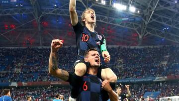 Modric y Lovren celebran la clasificaci&oacute;n para la final del Mundial de Rusia de 2018. 