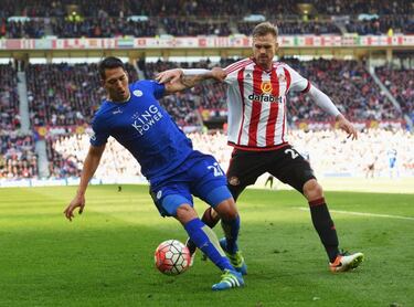 Jamie Vardy double takes Leicester nearer title