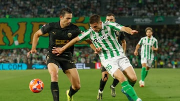 SEVILLA, 23/05/2025.- El defensa del Betis Romain Perraud (d) pelea un balón con César Tárrega, del Valencia, durante el partido de la última jornada de LaLiga de fútbol que Real Betis y Valencia CF han disputado este viernes en el estadio Benito Villamarín, en Sevilla. EFE/Julio Muñoz