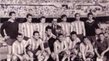 El Granada de la temporada 1959-60 posa antes de un partido.