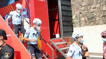 Los integrantes del Movistar, con mascarillas en la etapa de Padrón.