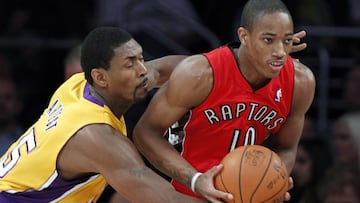 Toronto Raptors&#039; DeMar DeRozan (R) looks to pass as Los Angeles Lakers&#039; Ron Artest defends during the first quarter of their NBA basketball game in Los Angeles, California November 5, 2010. REUTERS/Lucy Nicholson (UNITED STATES - Tags: SPORT BASKETBALL)