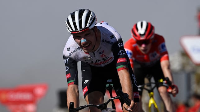 Almeida pone a Vingegaard contra las cuerdas en el Angliru