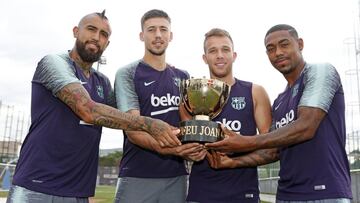 Como es tradición, los fichajes del Barça (Vidal, Lenglet, Arthur y Malcom) posaron con el trofeo antes de jugarse el Gamper.