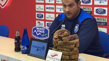 Diego Martínez, entrenador del Numancia, junto a la torre de torreznos.