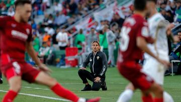 Elche (Alicante), 25/06/2023.- El técnico argentino del Elche, Sebastián Beccacece, durante el encuentro correspondiente a la jornada 36 de primera división que disputan hoy miércoles frente al Sevilla en el estadio Martinez Valero de Elche. EFE / Manuel Lorenzo
