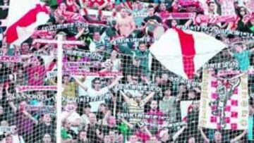 <b>LUCHA. </b>José Mari intenta llevarse el balón rodeado de jugadores del Hércules.