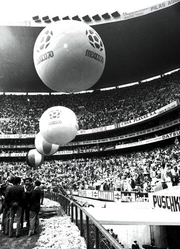 Los globos de la inauguración en el Estadio Azteca.