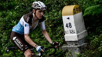 Romain Bardet asciende el Col d&#039;Aubisque durante el Tour de Francia 2018.