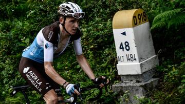 Romain Bardet asciende el Col d'Aubisque durante el Tour de Francia 2018.