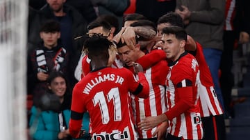 BILBAO, 18/01/2023.- Los jugadores del Athletic celebran su primer gol en el partido de octavos de final de la Copa del Rey entre Athletic Club y Espanyol, este miércoles en San Mamés. EFE/Miguel Toña
