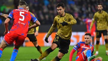 Viktoria Plzen's Czech defender #05 Jan Paluska (L) and Real Sociedad's Spanish midfielder #04 Martin Zubimendi vie for the ball during the UEFA Europa League football match between Viktoria Plzen and Real Sociedad in Plzen, on November 7, 2024. (Photo by Michal CIZEK / AFP)