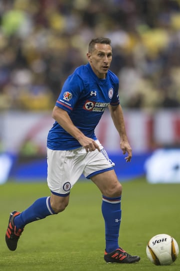 'El Chaco', sin duda alguna, fue el jugador más destacado de Cruz Azul en esta posición durante la década. El medio argentino llegó a La Noria para el Bicentenario 2010 y se mantuvo siete años con el cuadro cementero. Con ellos ganó una Copa MX y una Concachampions. 