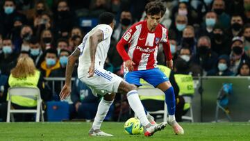 João Félix encara a Militao en el partido del Bernabéu.