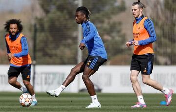 Camavinga pasa un bal&oacute;n ante la mirada de Marcelo y Bale.