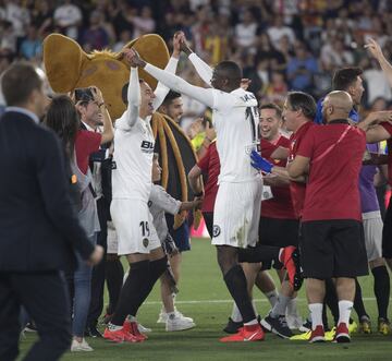 Los jugadores del Valencia celebran su triunfo en la Copa del Rey.