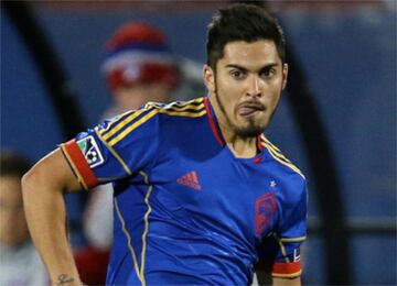 En el 2013 jugó por el Colorado Rapids de la MLS.