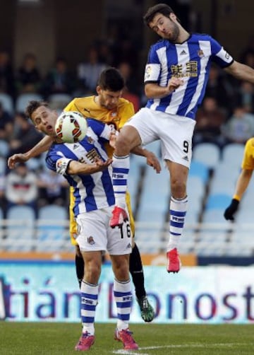 Sergio Canales e Imanol Agirretxe disputan un balón con Javi López.