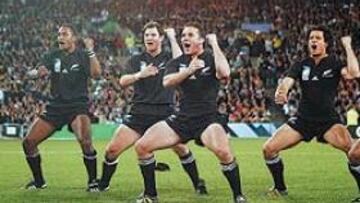 <b>TALENTO INTIMIDATORIO.</b> Los All Blacks hacen su danza ritual.