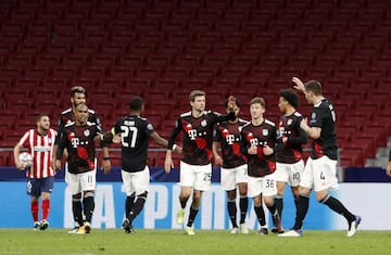 1-1. Thomas Müller celebró el primer gol que marcó de penalti.