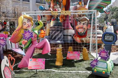 'Ninots' que representan a la cantante Shakira y al exfutbolista Gerard Piqué, se exhiben en las calles valencianas antes de ser quemados. 