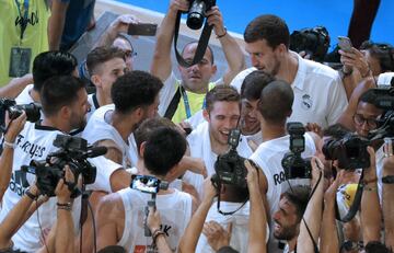 Los jugadores del Real Madrid celebran la victoria por 73-80 ante el Baskonia. 