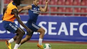 Hazard, durante un entrenamiento con el Chelsea en Bangkok.