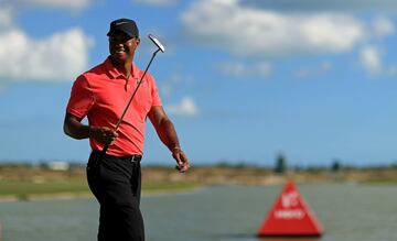 Tiger Woods reapareció después de diez meses de ausencia para quedarse con el noveno lugar en el Hero World Challenge, un torneo de la PGA que aglutina a 18 de los mejores jugadores del mundo. El torneo terminó en las manos de Rickie Fowler, quien logró ocho ‘birdes’ en los primeros nueve hoyos. Los expertos en la materia coinciden en que éste podría ser el regreso de ‘El Tigre’ a los primeros planos del golf mundial.