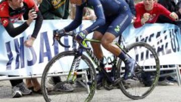 El colombiano Nairo Quintana (Movistar) asciende una rampa durante la &uacute;ltima etapa de la 55 edici&oacute;n de la Vuelta al Pa&iacute;s Vasco.