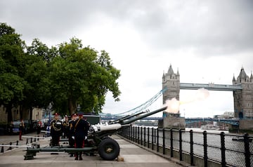 Una salva de cañones en laTorre de Londres para anunciar la proclamación del rey Carlos III.