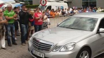 <b>OVACIÓN. </b>El féretro, camino del cementerio para la incineración.