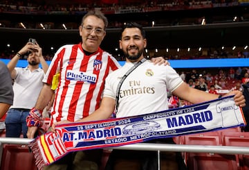 Aficionados del Atlético de Madrid y Real Madrid en el estadio Cívitas Metropolitano.