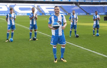 O Neno vuelve a Riazor tras un año en el Arsenal con más pena que gloria. La afición coruñesa encantada con la vuelta del hijo pródigo.