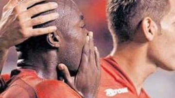 <b>VAYA PALO. </b>Webó tuvo el pase en sus botas, pero falló dos ocasiones clarísimas. Josetxo tuvo que consolar al camerunés.