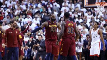 LeBron James y Jeff Green celebran la victoria de los Cavaliers en Toronto.