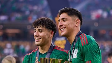 Jorge Sanchez, Edson Alvarez of Mexico with The Champion trophy during the game Mexico (Mexican National team) vs Panama, corresponding Great final of the CONCACAF Gold Cup 2023, at SoFi Stadium, on July 16, 2023.

<br><br>

Jorge Sanchez, Edson Alvarez de Mexico con el Trofeo de Campeon durante el partido Mexico (Seleccion Nacional Mexicana) vs Panama, correspondiente a la Gran Final de la Copa Oro de la CONCACAF 2023, en el SoFi Stadium, el 16 de Julio de 2023.