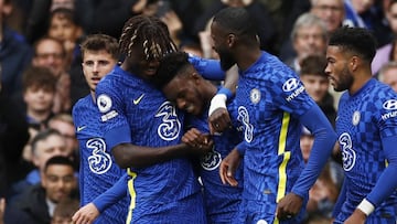 Soccer - England - Premier League - Chelsea v Norwich City - Stamford Bridge, London, Britain - October 23, 2021 Chelsea&#039;s Callum Hudson-Odoi celebrates scoring their second goal with Trevoh Chalobah and Antonio Rudiger Action Images via Reuters/Andr