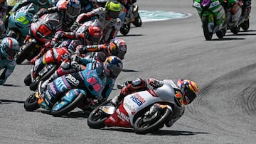 La salida de Moto3 con Furusato al frente.