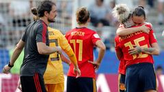 Las jugadoras de la selecci&oacute;n espa&ntilde;ola, Mar&iacute;a Le&oacute;n y Virginia Torrecilla, se abrazan al finalizar el partido de los octavos de final del Mundial de Francia 2019 que han disputado contra Estados Unidos.