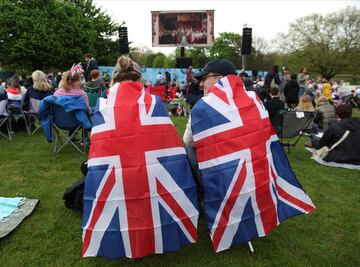 Ciudadanos británicos se reúnen en Hyde Park para ver la coronación de Carlos III a través de pantallas.