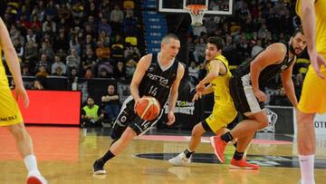 Salgado, en un bloqueo con Larsen