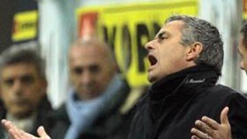 <b>PINCHAZOS.</b> El Inter de Milán no pasó del empate, pero ha aumentado su ventaja respecto a su más inmediato perseguidor, la Juventus de Turín que ayer cayó ante el Cagliari por 2-3.