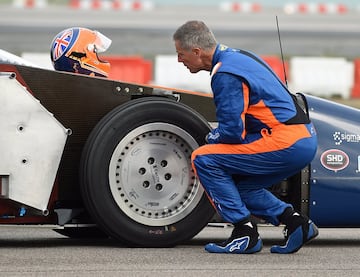 Andy Green, piloto poseedor del récord mundial de velocidad comprueba su vehículo Bloodhound SSC Supersonic, antes de una sesión de entrenamientos en el Aeropuerto Newquaym, en Reino Unido. Andy Green alcanzó los 321 kilómetros por hora en cinco segundos durante la prueba.