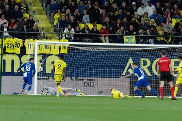 1-2. Gran combinación del Atlético. Ángel Correa toca para César Azpilicueta, éste asiste a Saúl Ñíguez en la frontal  del área y, con el interior del pie izquierdo, la pega raso y ajustado al palo para superar a Filip Jorgensen.